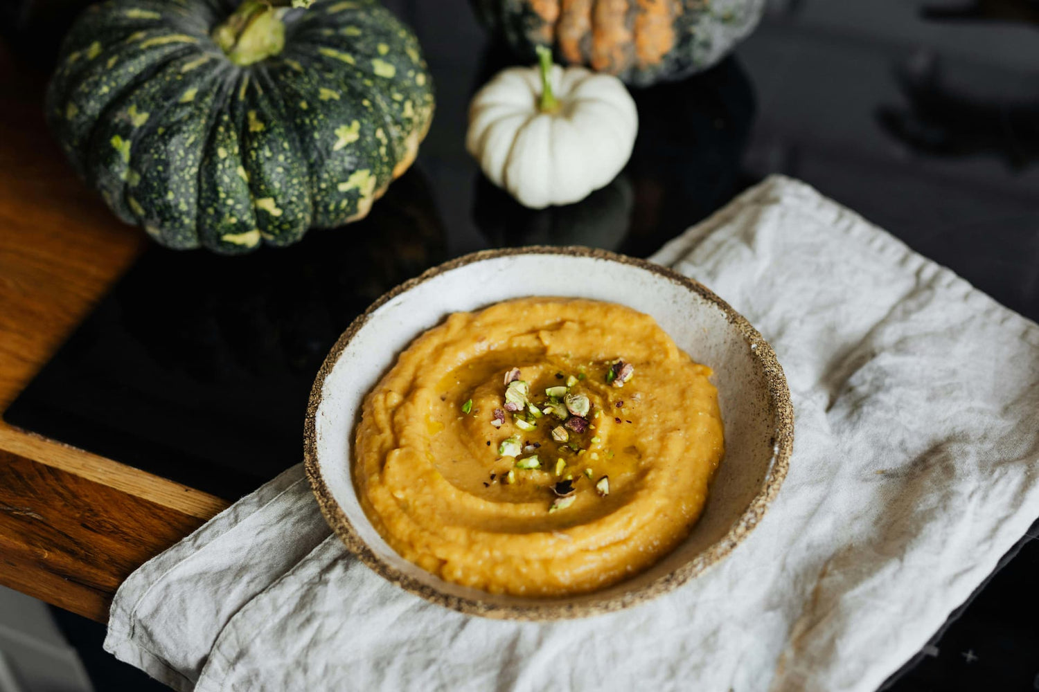 Cremige Kürbis-Feta Sauce in einem Teller angerichtet. Dazu passen die Kürbiskern Fusilli oder die Kastanien Campanelle von Pastazeit