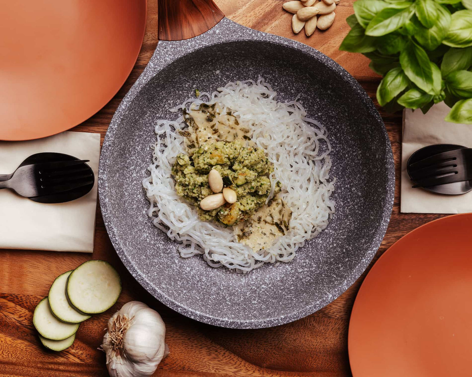 selbstgemachtes Zucchini Pesto mit Konjak Nudeln in einer Pfanne auf einem hübsch gedeckten Tisch