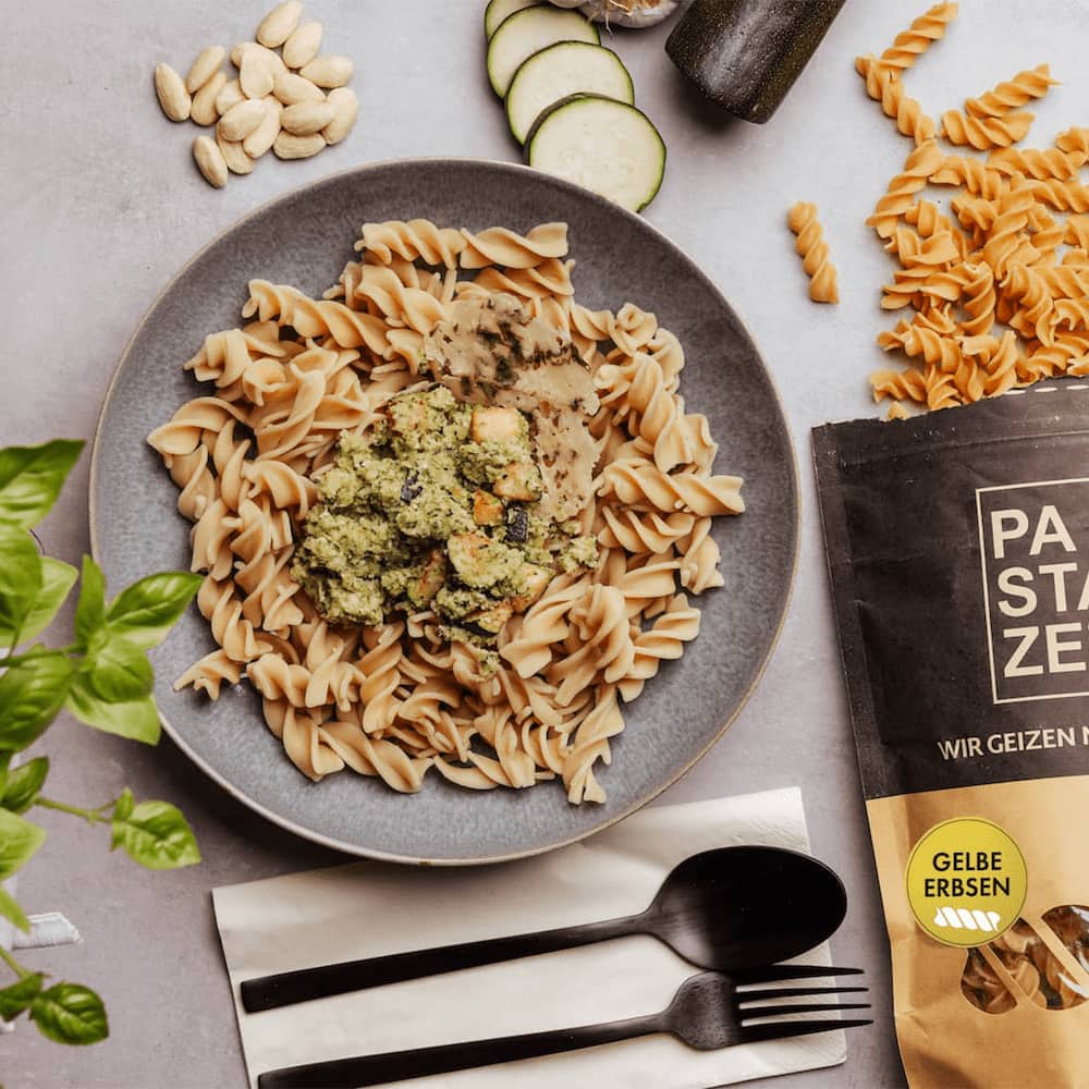 Unsere weizenfreien Gelbe Erbsen Fusilli nach selbstgemachten Zuccini Pesto Rezept
