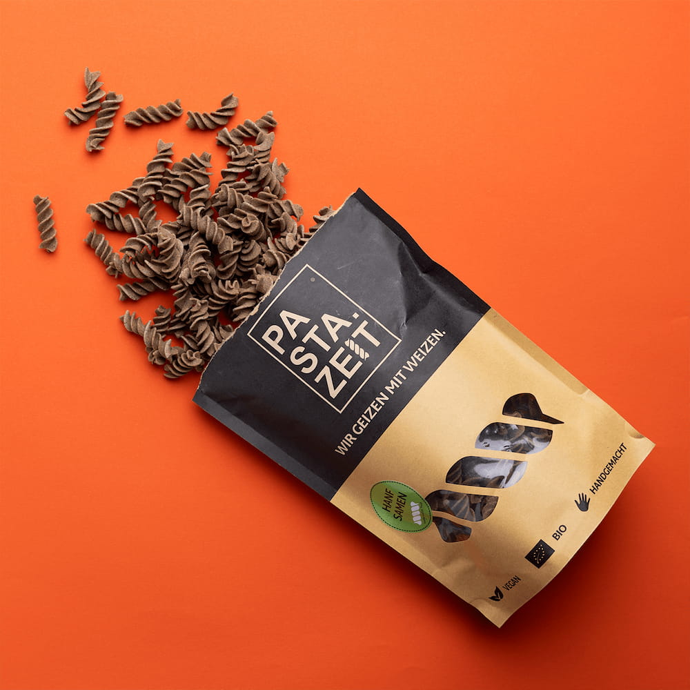 Weizenfreie Hanfsamen Nudeln auf knalligem Orange