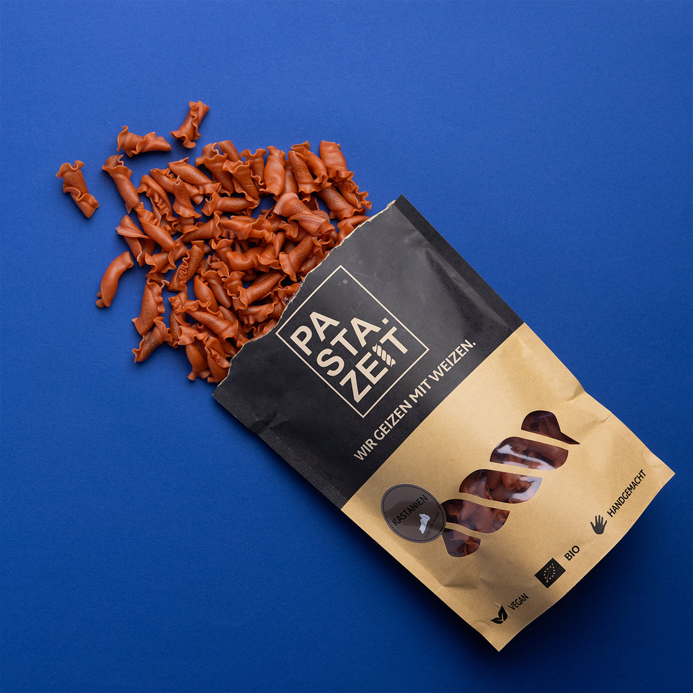 Weizenfreie Bio Kastanien Nudeln auf kräftigem Blau