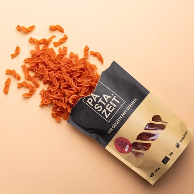 Weizenfreie rote Linsen Nudeln auf sanftem Hintergrund