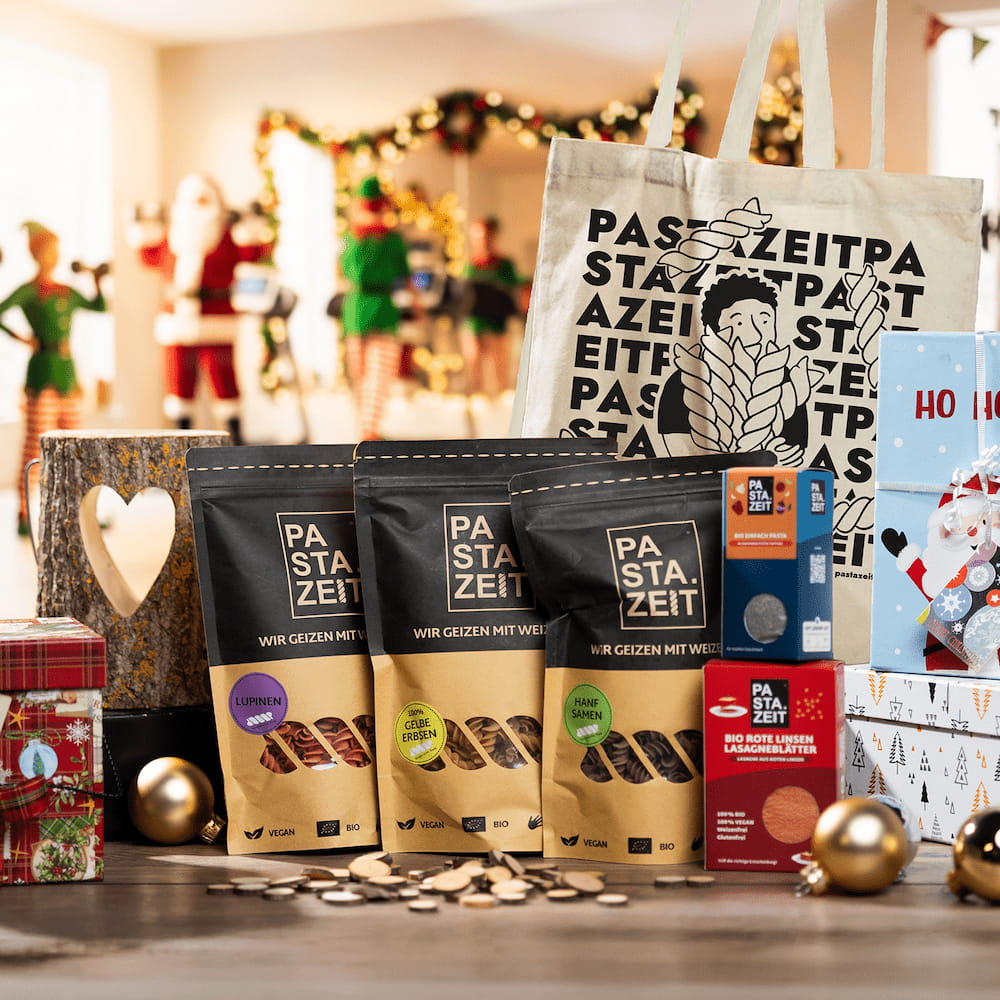 Unsere Protein Geschenkbox in weihnachtliche Szene gesetzt