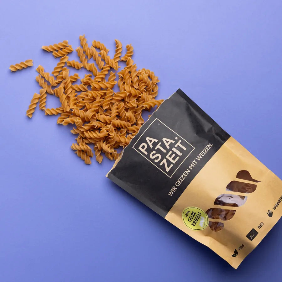 Bio Gelbe Erbsen Fusilli aus der Pastazeit-Packung auf lila Hintergrund