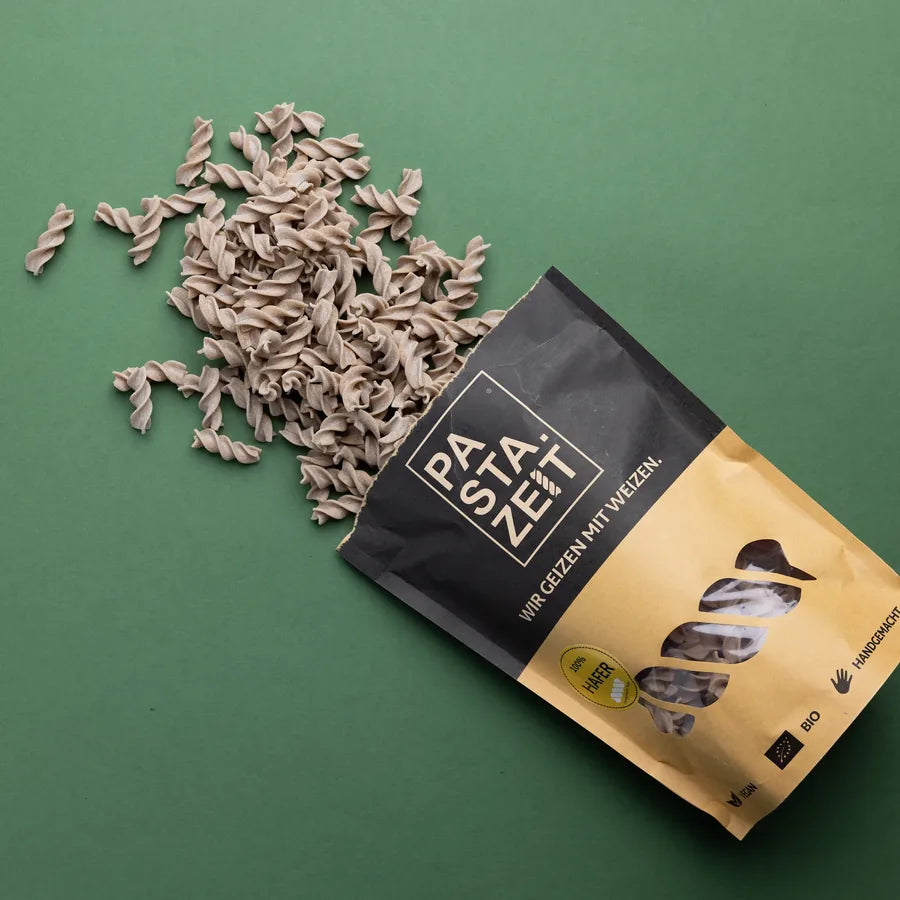 Bio Hafer Fusilli aus der Pastazeit-Packung auf grünem Hintergrund
