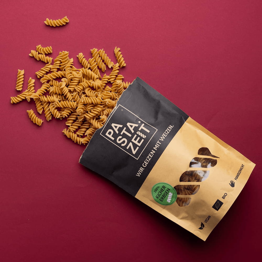 Weizenfreie Kichererbsen Nudeln auf dezentem Rot