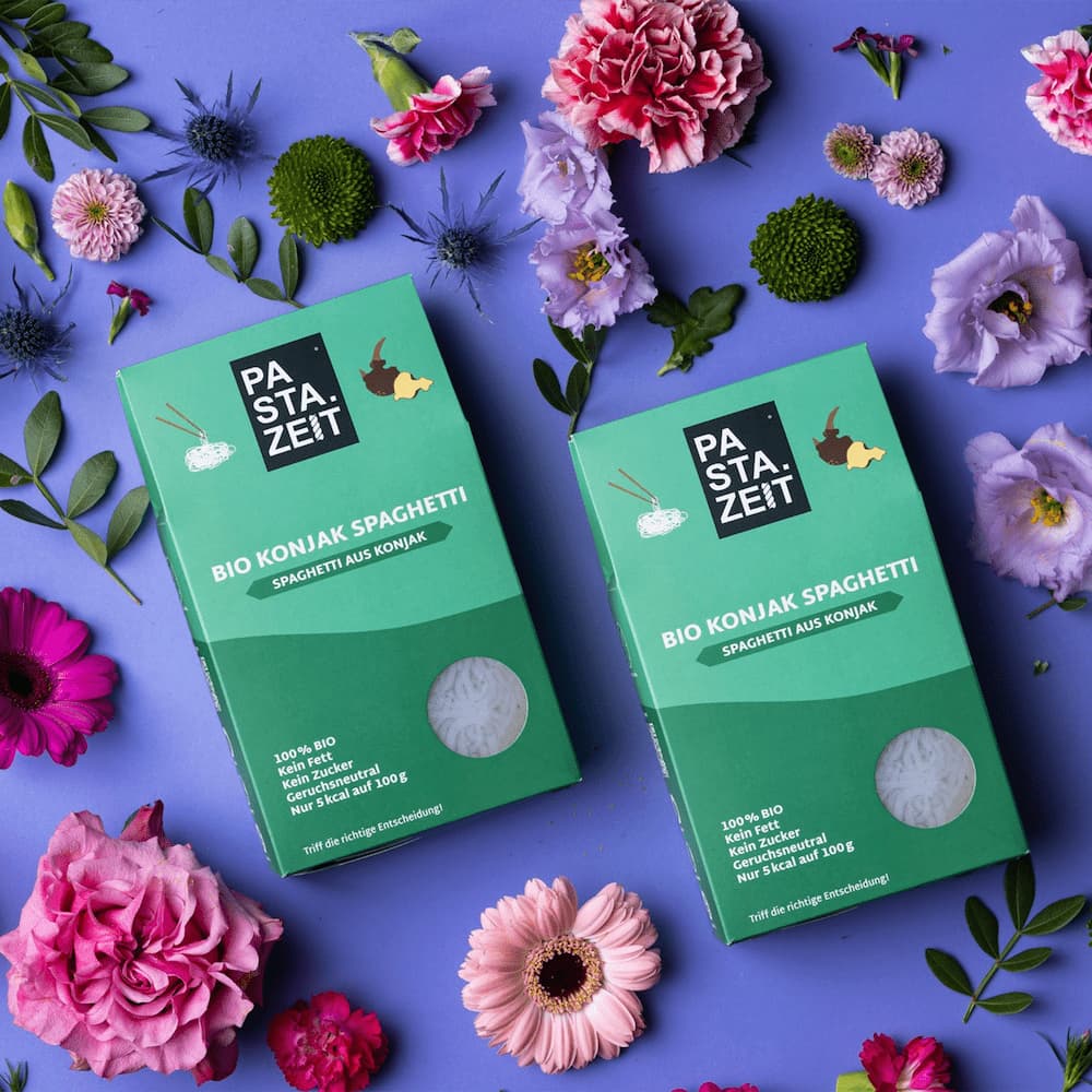 Weizenfreie Bio Konjak Nudeln auf blau-lila mit Blumen