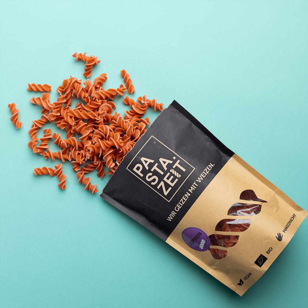 Weizenfreie Lupinen Nudeln auf sanftem türkis blau