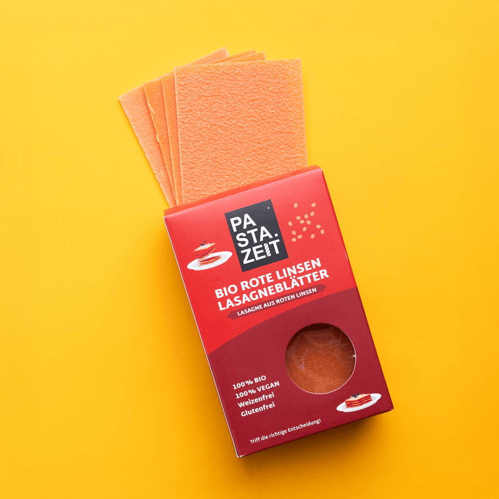 Weizenfreie rote Linsen Lasagneblätter auf kräftigem, gelben Hintergrund