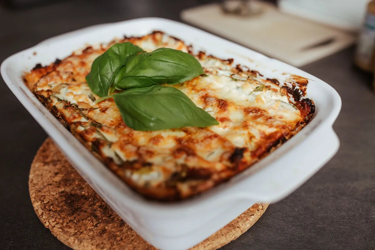 Überbackene Lasagne mit Basilikum in der Auflaufform