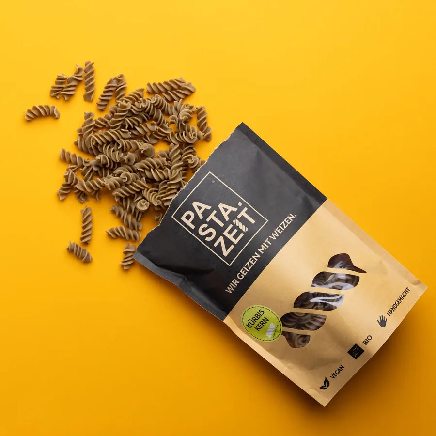 Bio Kürbiskern Fusilli aus der Pastazeit-Packung auf gelbem Hintergrund