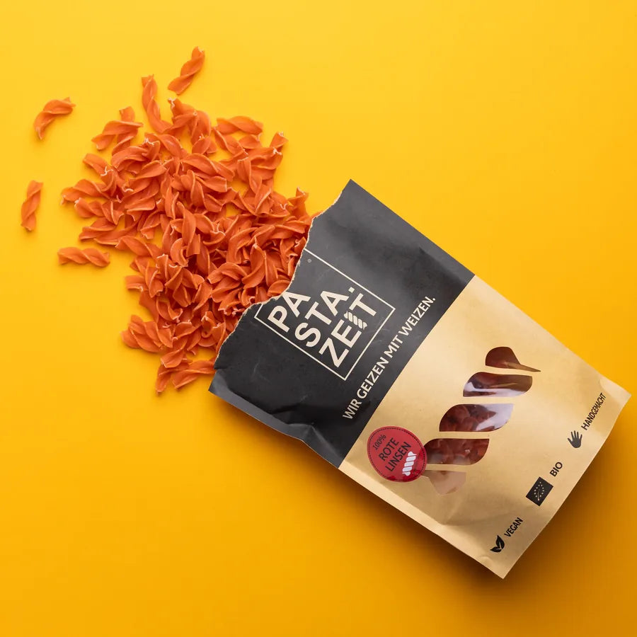 Bio Rote Linsen Fusilli aus der Pastazeit-Packung auf gelbem Hintergrund